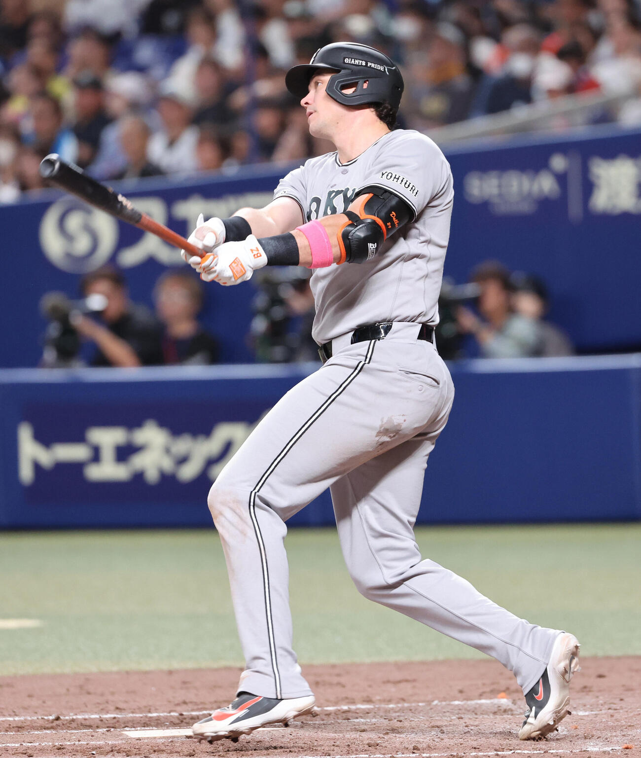 中日対巨人　4回表巨人無死一塁、ボビー・ダルベックは左中間に本塁打を放つ（撮影・西尾就之）