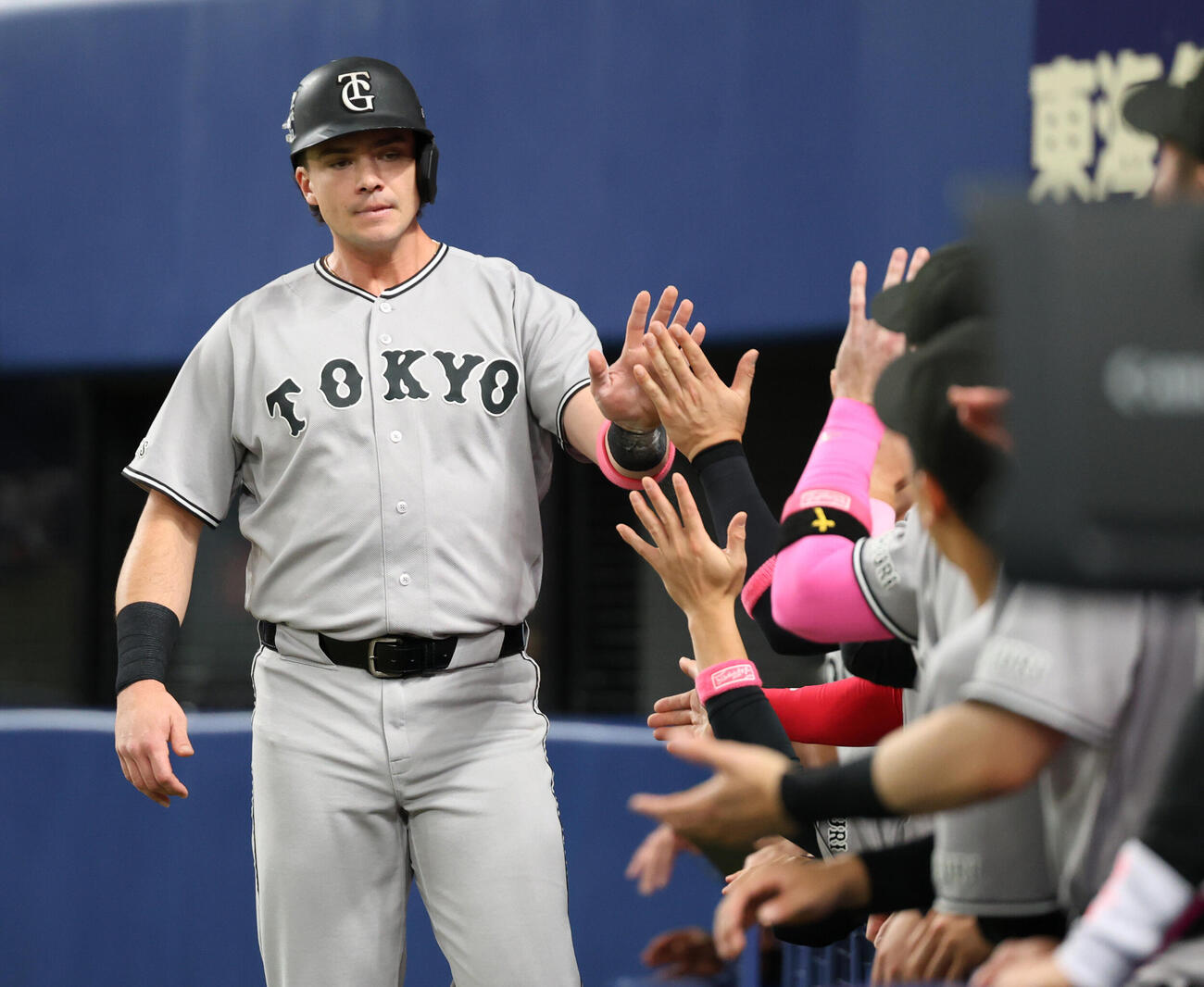 中日対巨人　2回表巨人2死二塁、平山の適時打で生還したボビー・ダルベックはベンチ前で祝福を受ける（撮影・西尾就之）