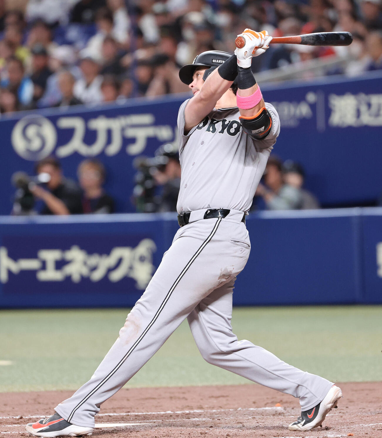 中日対巨人　4回表巨人無死一塁、ボビー・ダルベックは左中間に本塁打を放つ（撮影・西尾就之）