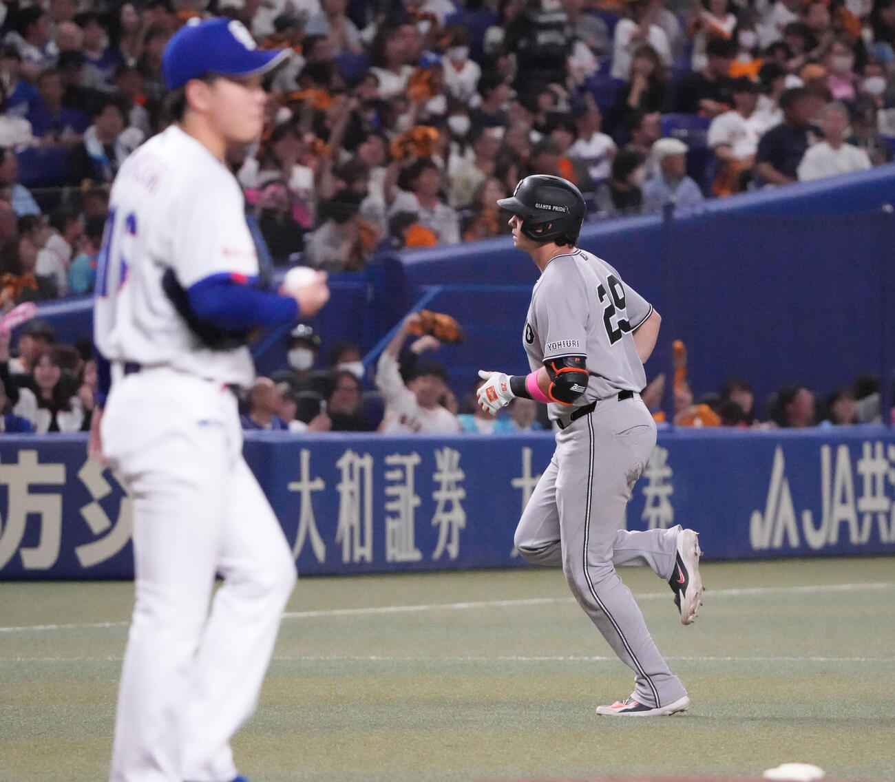 中日対巨人　4回表巨人無死一塁、2点本塁打を放ちダイヤモンドを回るボビー・ダルベック（右）左は中日先発の桜井頼之介（撮影・森本幸一）