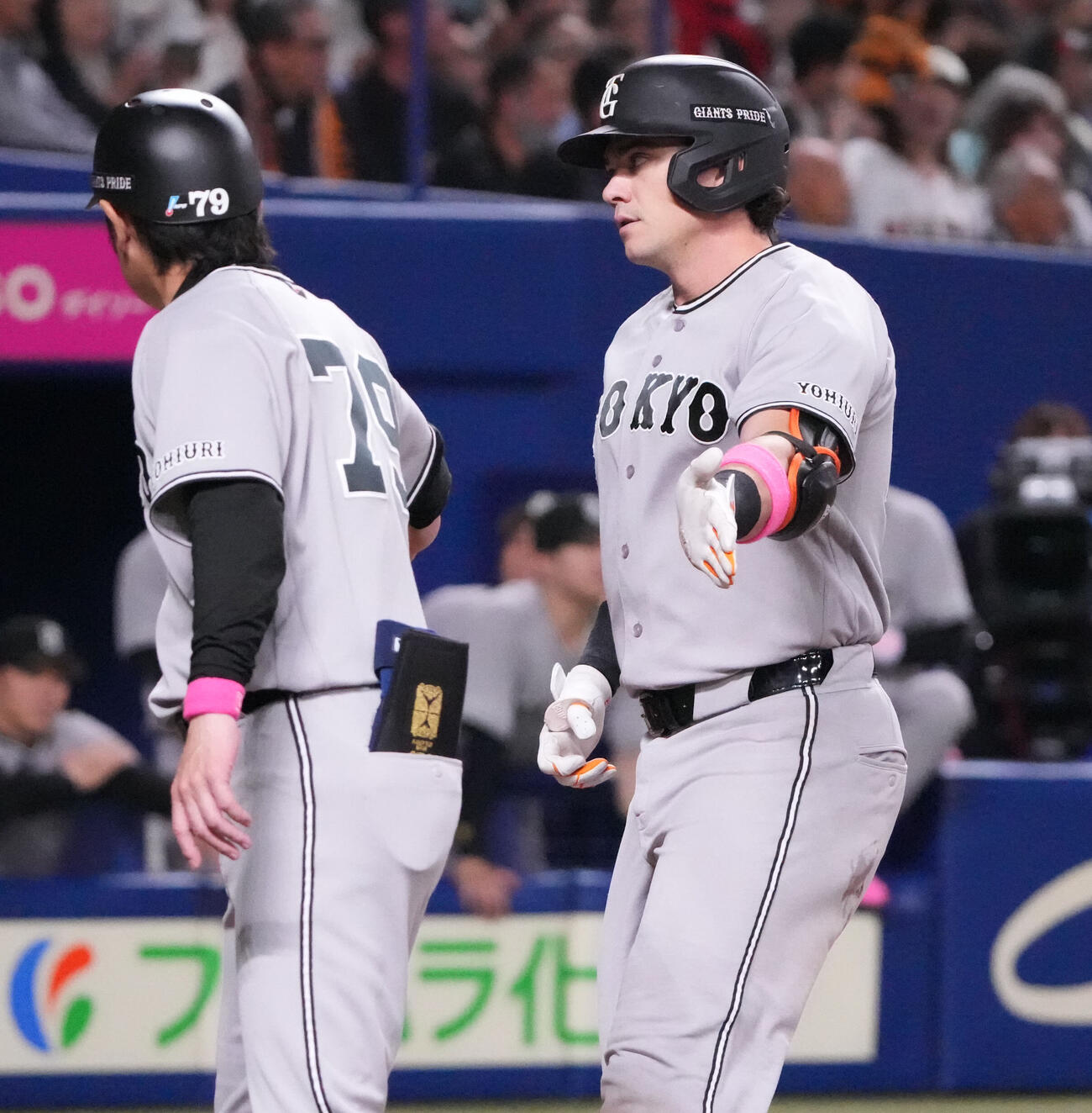 中日対巨人　4回表巨人無死一塁、ボビー・ダルベック（右）は2点本塁打を放ち生還する（撮影・森本幸一）