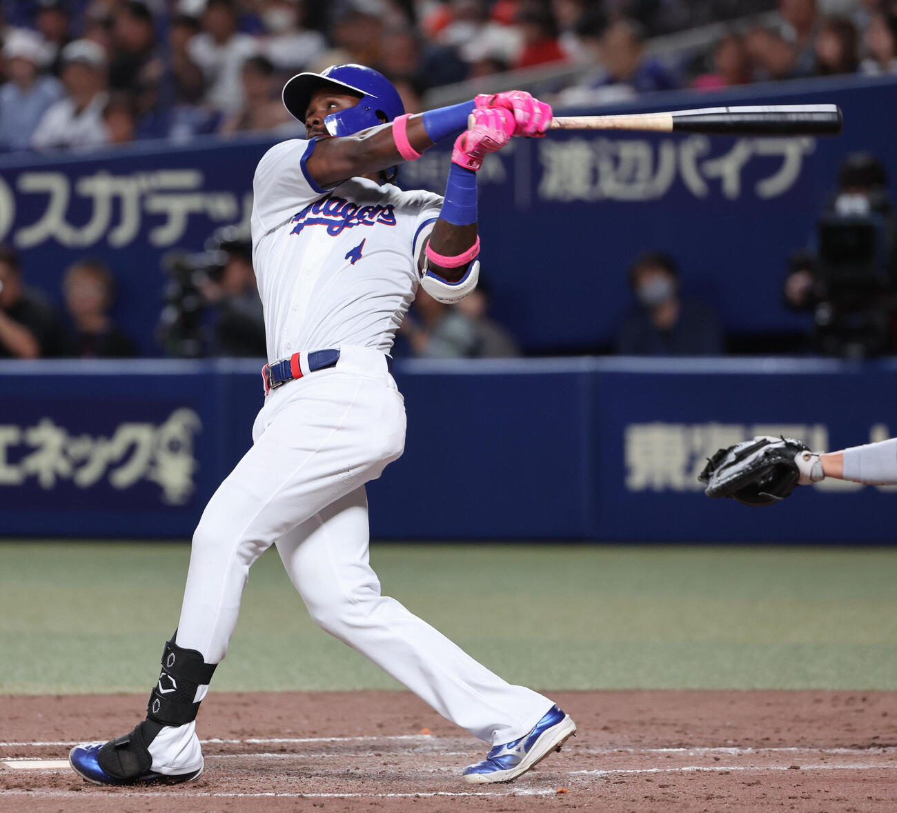 中日対巨人　3回裏中日無死、オルランド・カリステは左越えに本塁打を放つ（撮影・西尾就之）