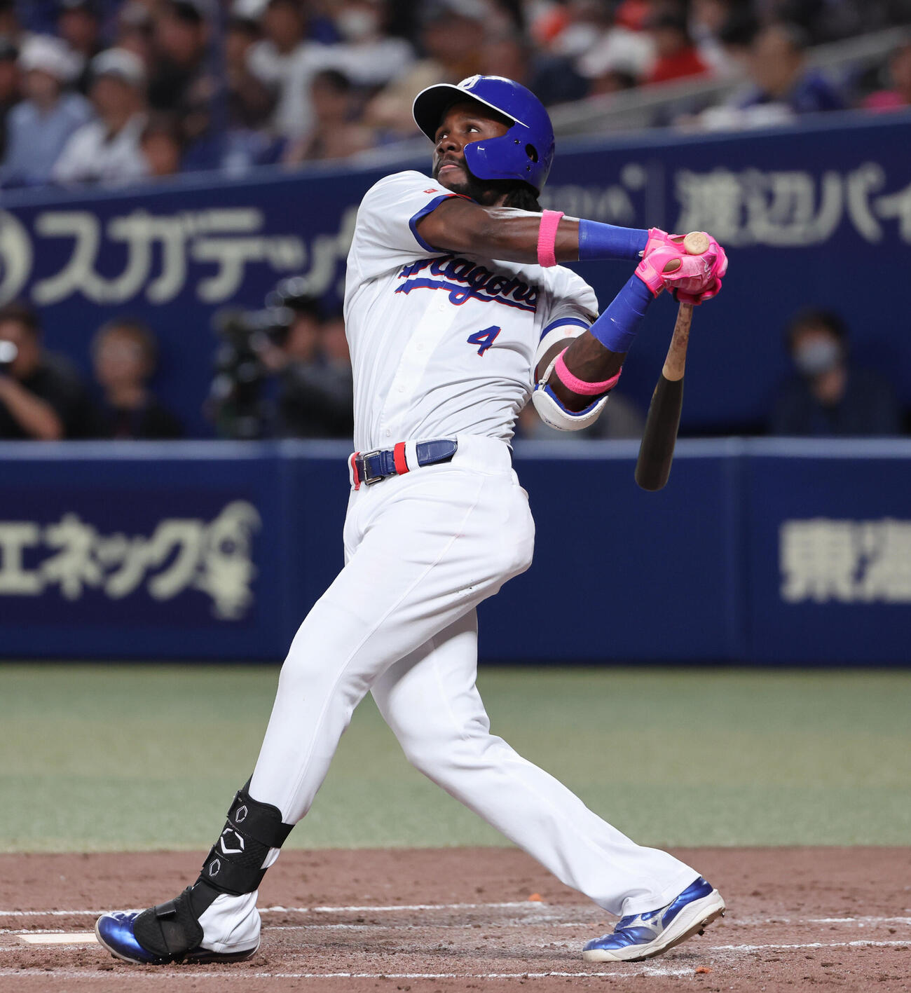 中日対巨人　3回裏中日無死、オルランド・カリステは左越えに本塁打を放つ（撮影・西尾就之）