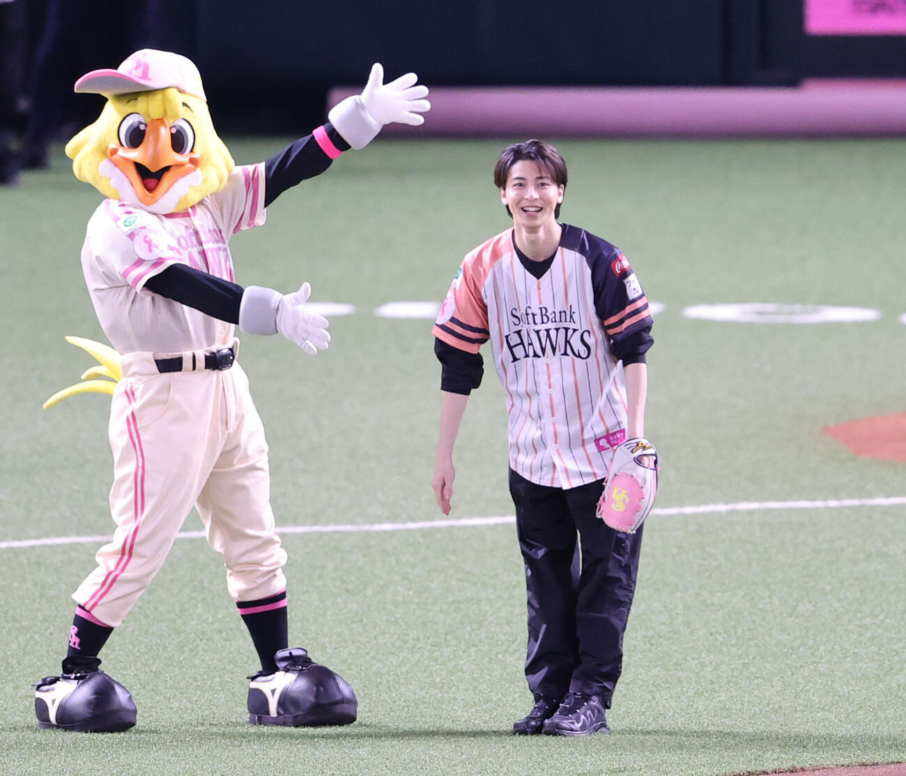 ソフトバンク対ロッテ　セレモニアルピッチで見事な投球を披露した高杉真宙（撮影・梅根麻紀）＝2026年5月9日
