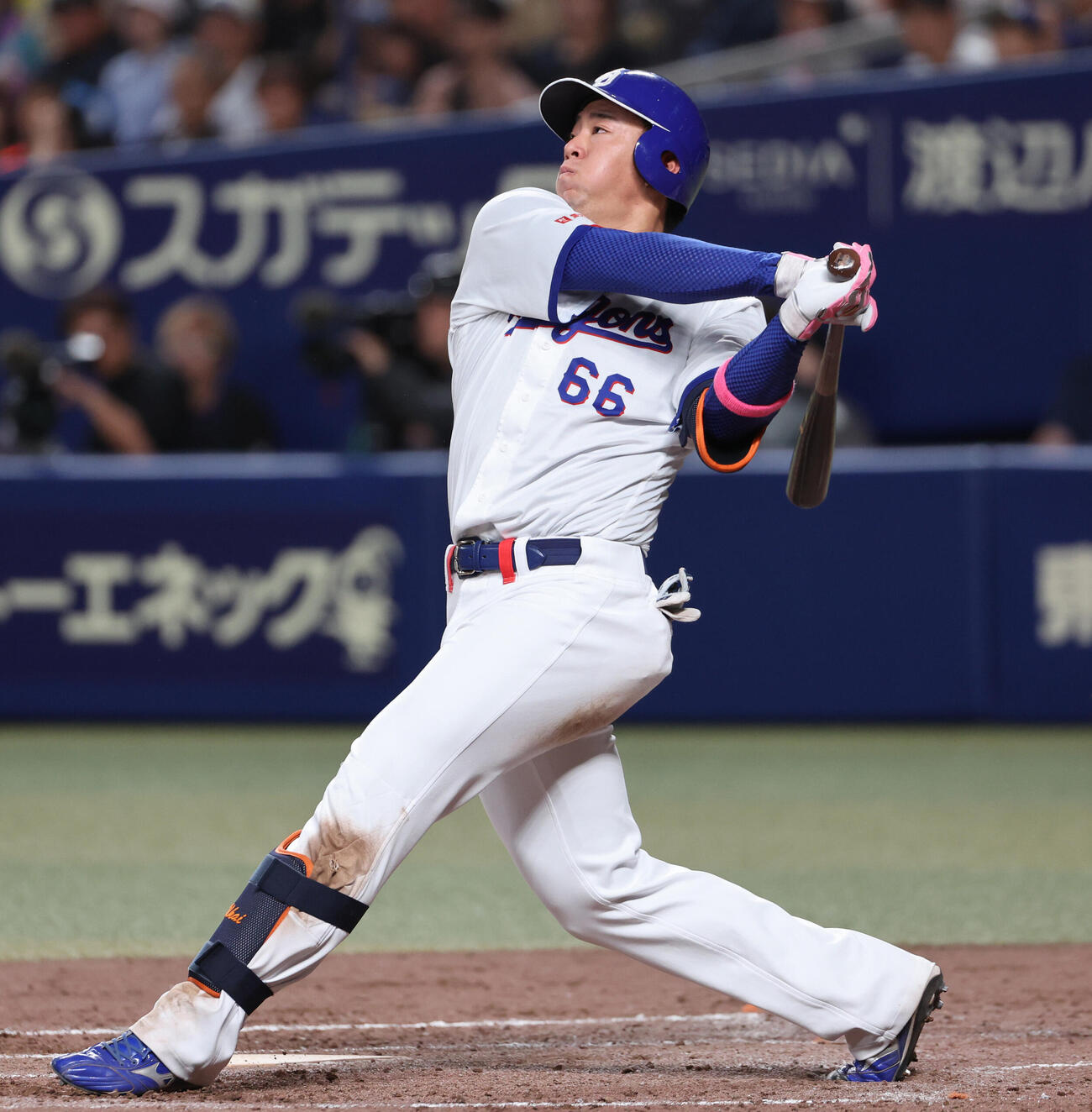 中日対巨人　4回裏中日1死一塁、鵜飼航丞は左中間に本塁打を放つ（撮影・西尾就之）
