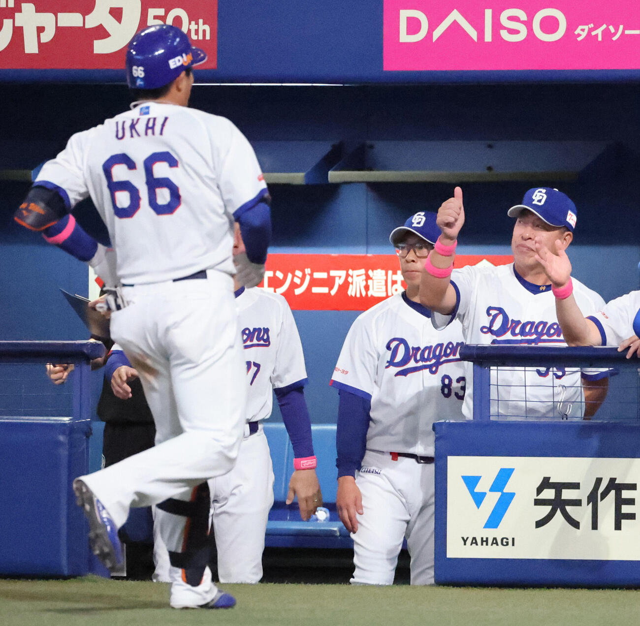 中日対巨人　4回裏中日1死一塁、本塁打を放った鵜飼航丞をベンチでサムズアップポーズで迎える井上一樹監督（撮影・西尾就之）