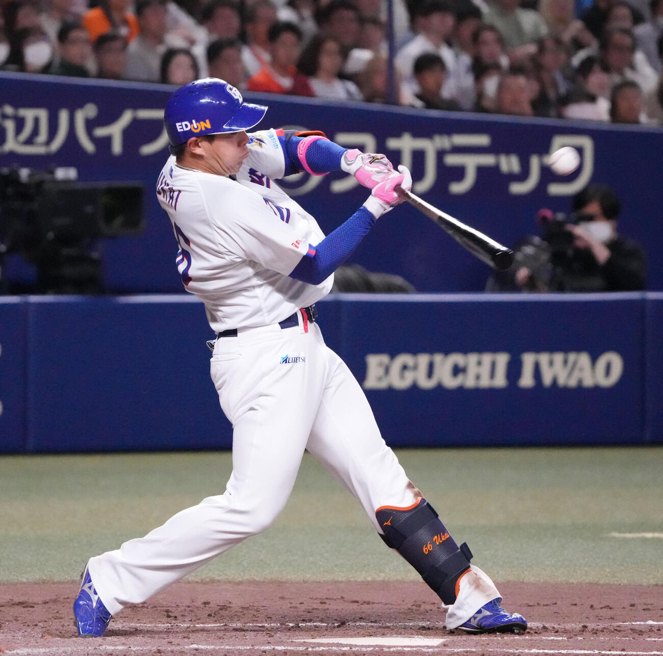 中日対巨人　4回裏中日1死一塁、2点本塁打を放つ鵜飼航丞（撮影・森本幸一）