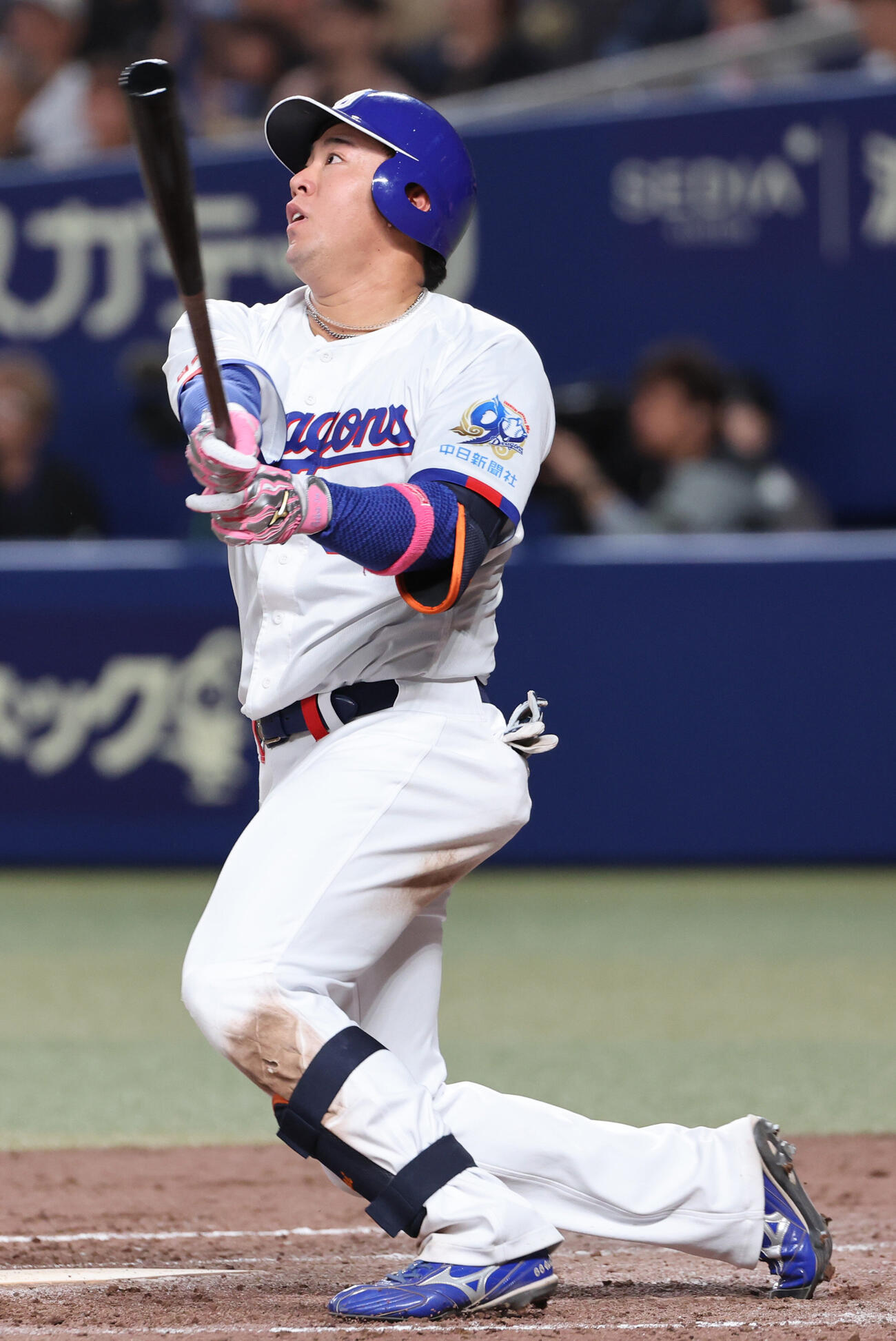 中日対巨人　4回裏中日1死一塁、鵜飼航丞は左中間に本塁打を放つ（撮影・西尾就之）