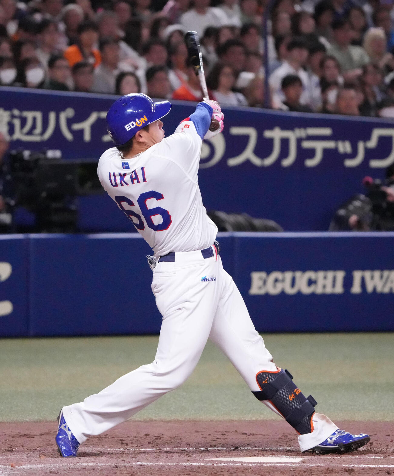 中日対巨人　4回裏中日1死一塁、2点本塁打を放つ鵜飼航丞（撮影・森本幸一）