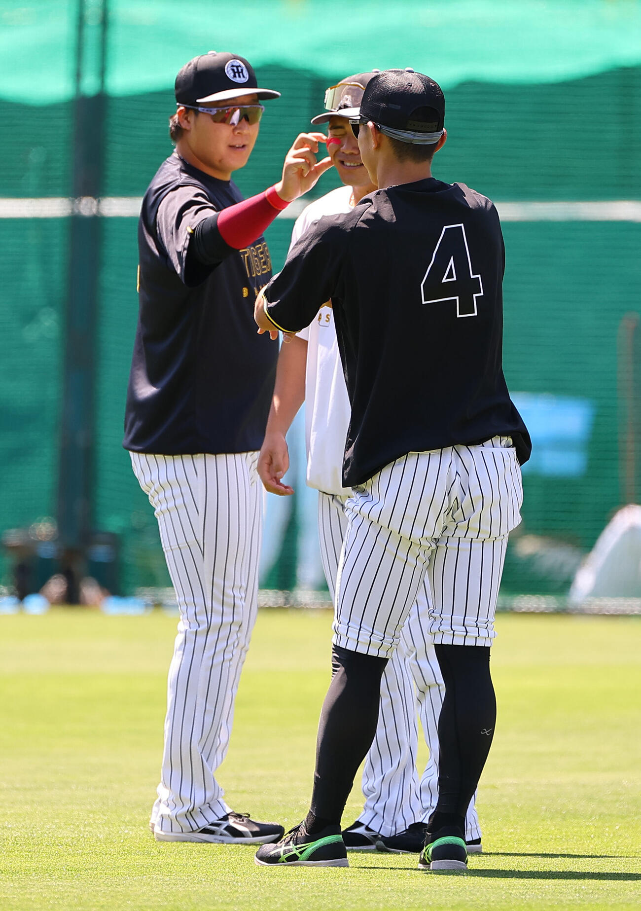 阪神対DeNA　大山悠輔（左）は小野寺暖（中央）と熊谷敬宥と話をする（撮影・上田博志）