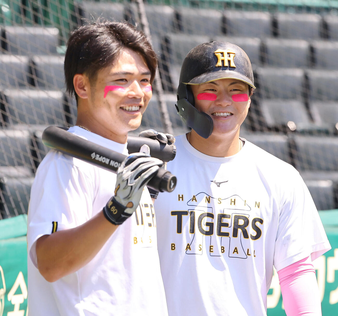 阪神対DeNA　アイピンクで笑顔を見せる前川右京（右）と小野寺暖（撮影・上田博志）