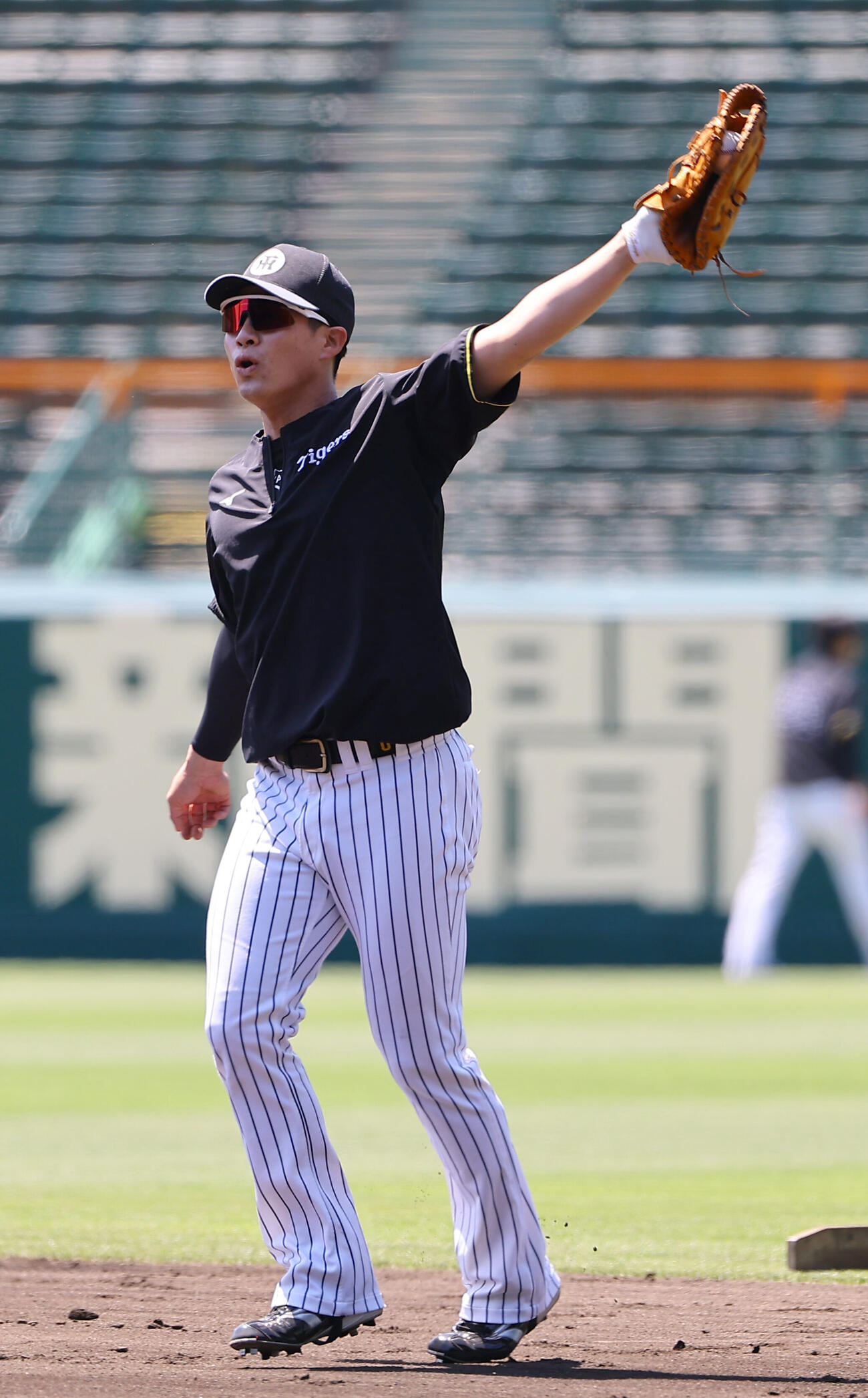 阪神対DeNA　一塁守備練習をする木浪聖也（撮影・上田博志）