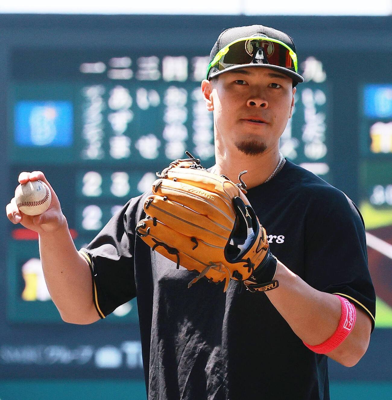 阪神対DeNA NPBマザーズデーでピンク色のリストバンドを身につける阪神佐藤輝明（撮影・上山淳一）