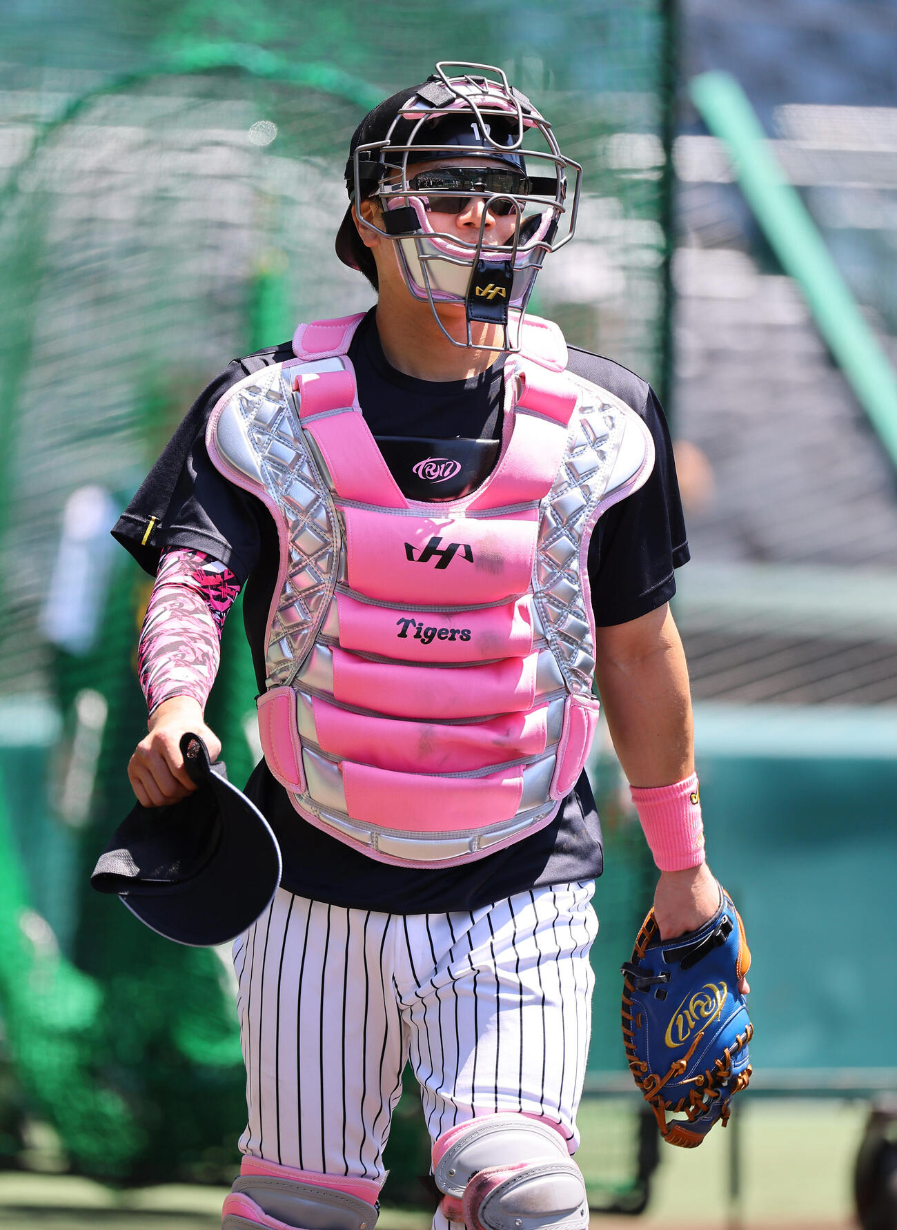 阪神対DeNA　ピンクプロテクターで練習する伏見寅威（撮影・上田博志）