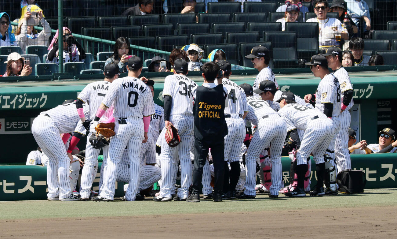 阪神対DeNA　試合前の円陣を組む阪神ナイン（撮影・加藤哉）