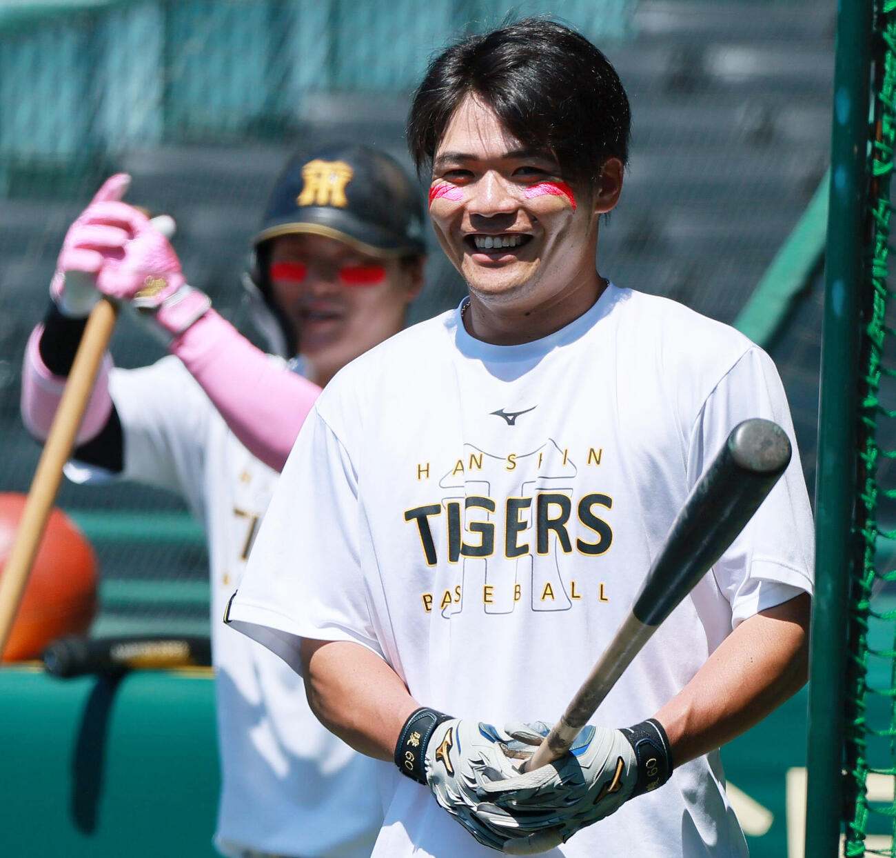 阪神対DeNA NPBマザーズデーでピンク色のアイブラックをつける阪神小野寺暖（手前）（撮影・上山淳一）