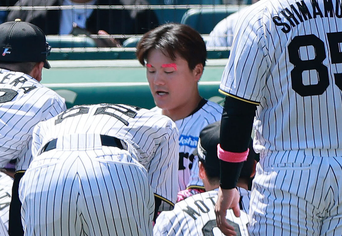阪神対DeNA　まゆげにピンク色のアイブラックをして円陣でかけ声する阪神前川右京（撮影・上山淳一）
