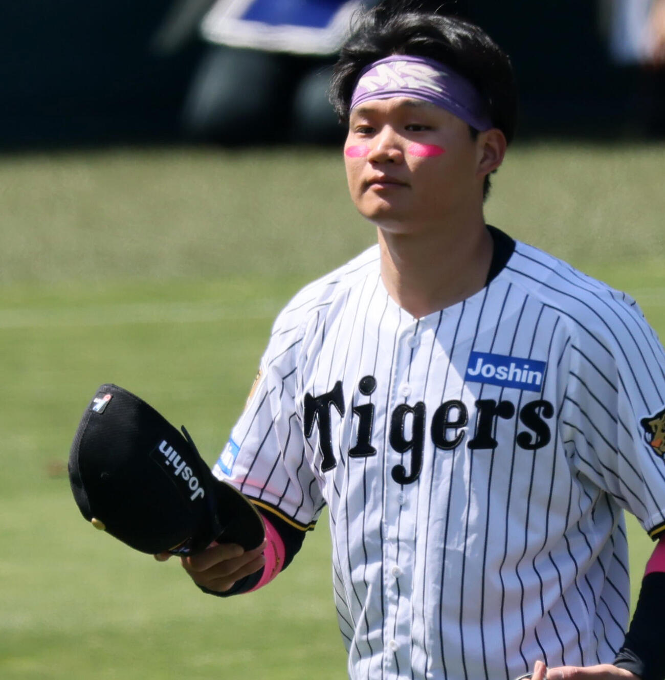阪神対DeNA　阪神森下翔太もアイ”ピンク”で守備位置へ向かう（撮影・加藤哉）
