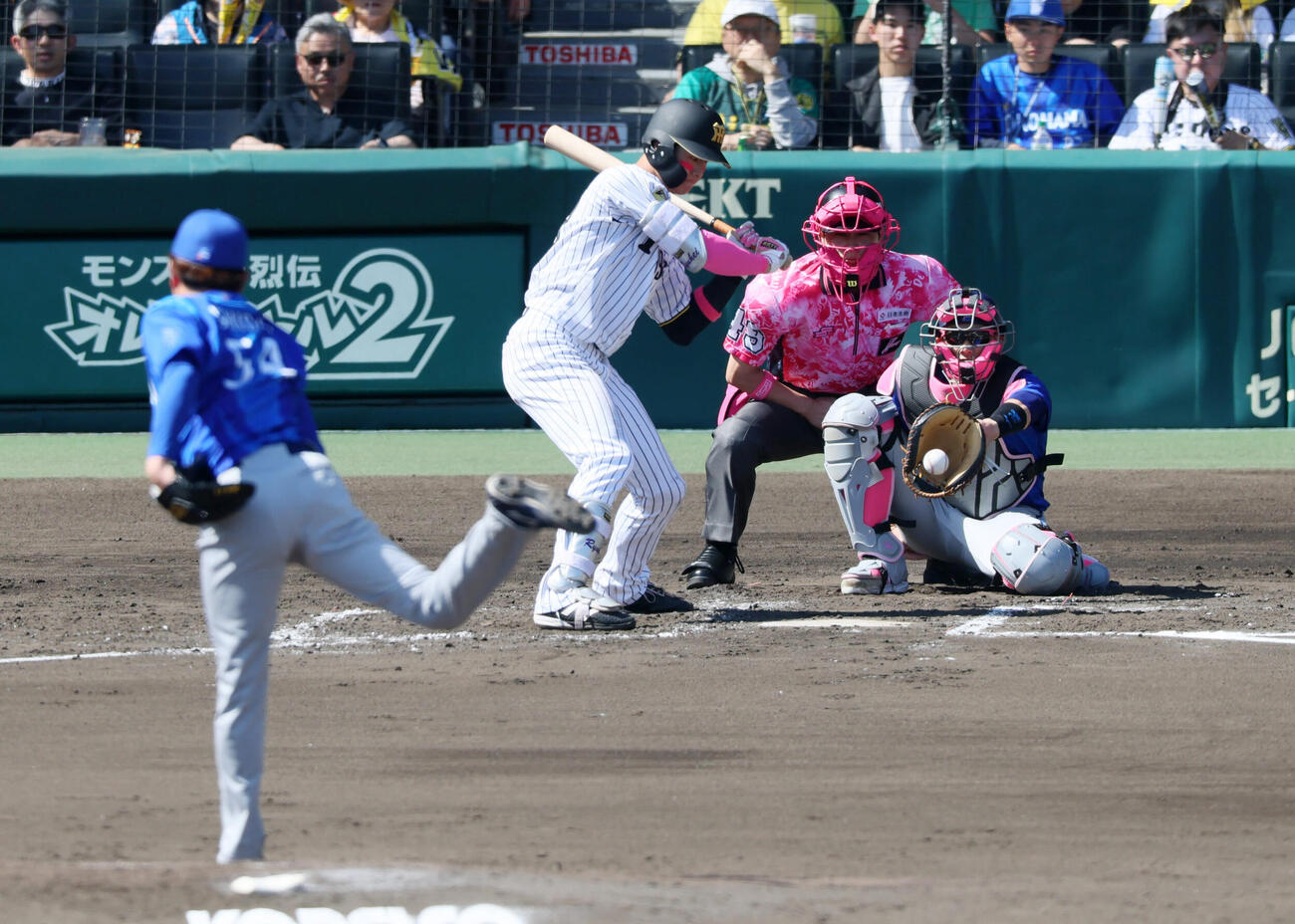 阪神対DeNA 3回裏阪神1死、三振に倒れる小幡竜平。投手石田裕太郎（撮影・加藤哉）