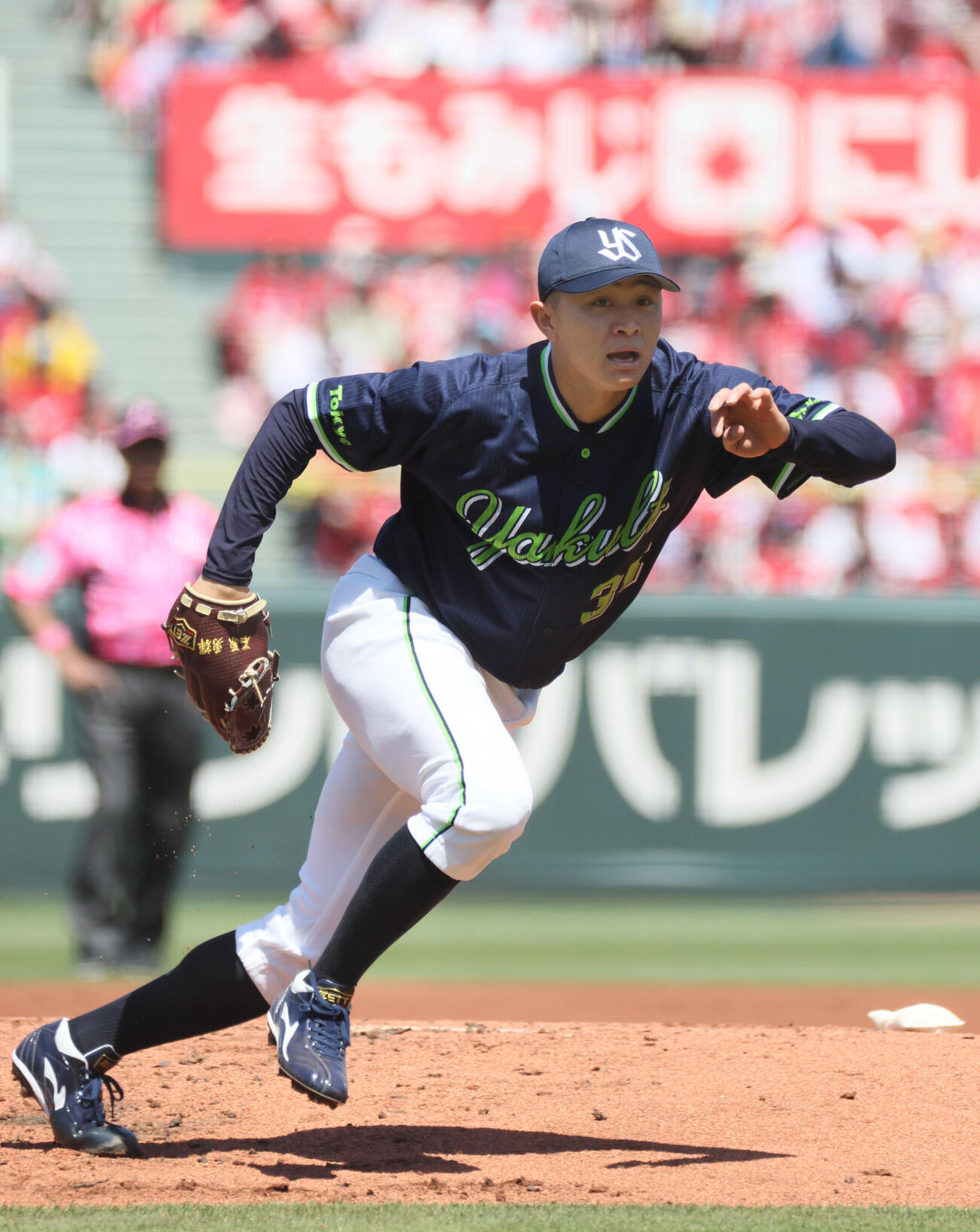 広島対ヤクルト　1回表ヤクルト無死、秋山翔吾の内野ゴロで一塁ベースカバーに向かう石原勇輝（撮影・加藤孝規）