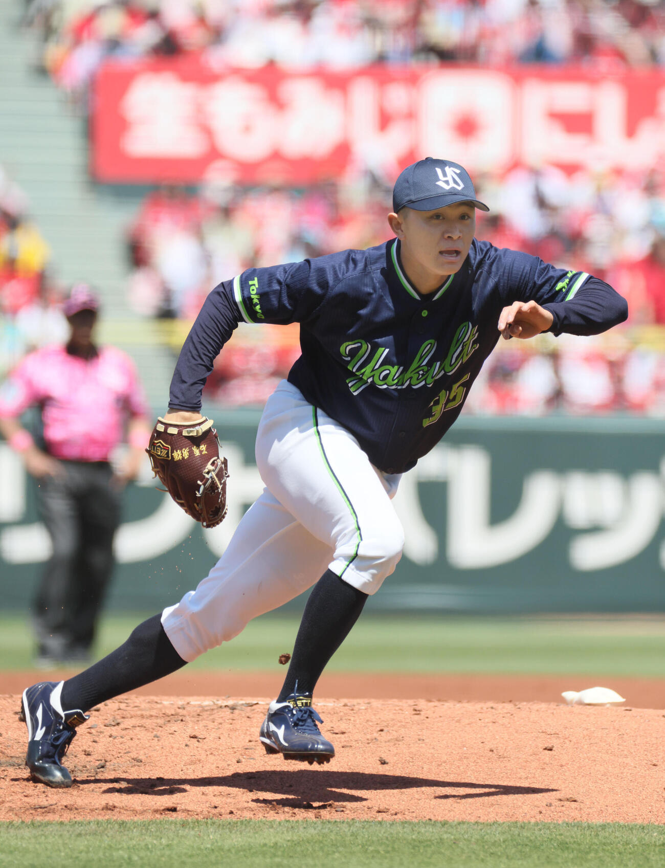 広島対ヤクルト　1回表ヤクルト無死、秋山翔吾の内野ゴロで一塁ベースカバーに向かう石原勇輝（撮影・加藤孝規）