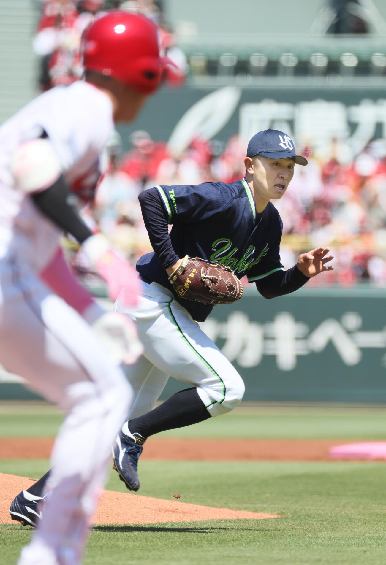 広島対ヤクルト　1回表ヤクルト無死、秋山翔吾の内野ゴロで一塁ベースカバーに向かう石原勇輝（撮影・加藤孝規）