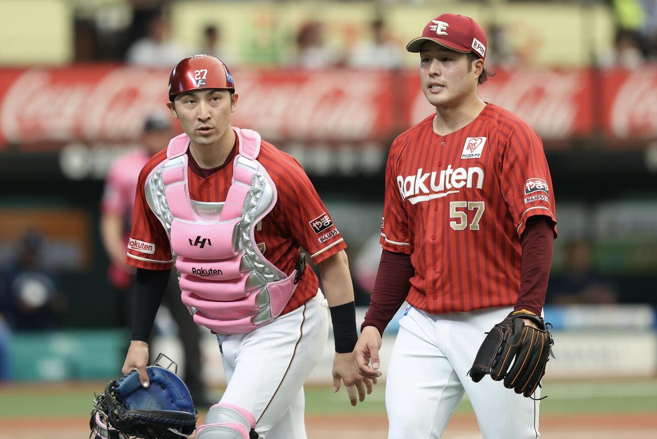 西武対楽天　1回裏を抑えベンチに戻る伊藤光（左）と滝中暸太（撮影・河田真司）