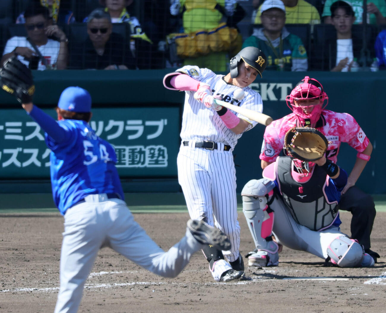 阪神対DeNA 5回裏阪神無死、木浪聖也は右前打を放つ。投手石田裕太郎（撮影・加藤哉）
