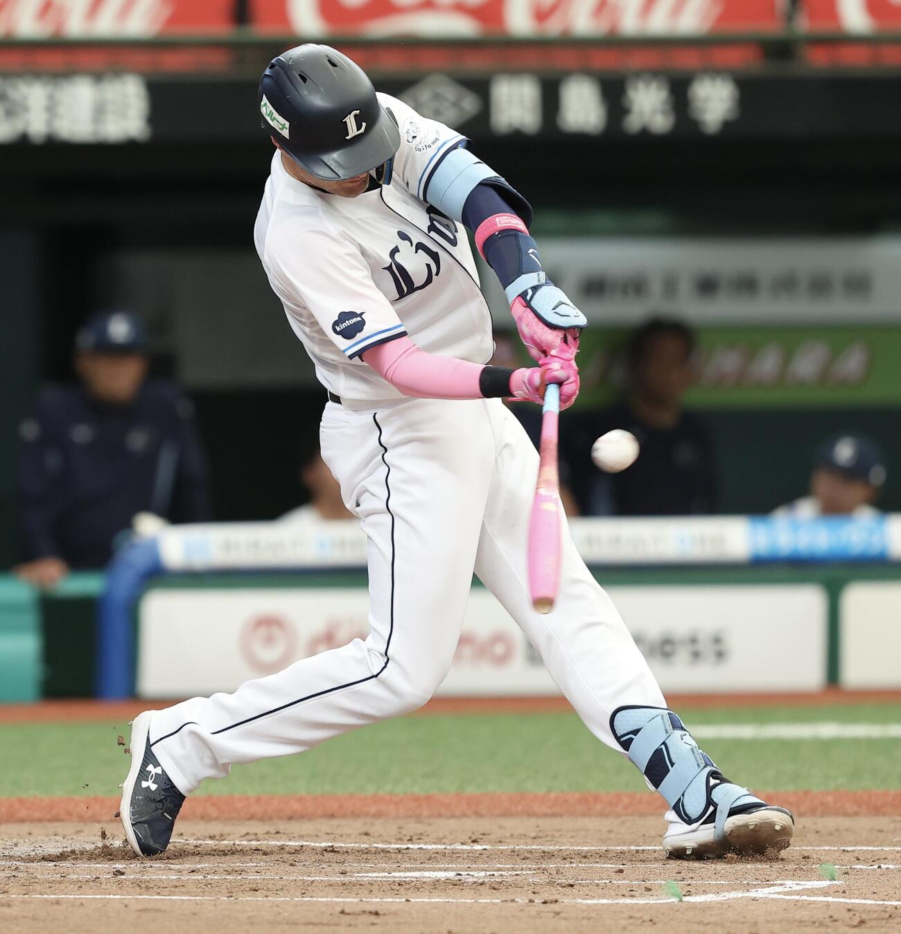 西武対楽天　1回裏西武2死一塁、先制適時二塁打を放つネビン（撮影・河田真司）