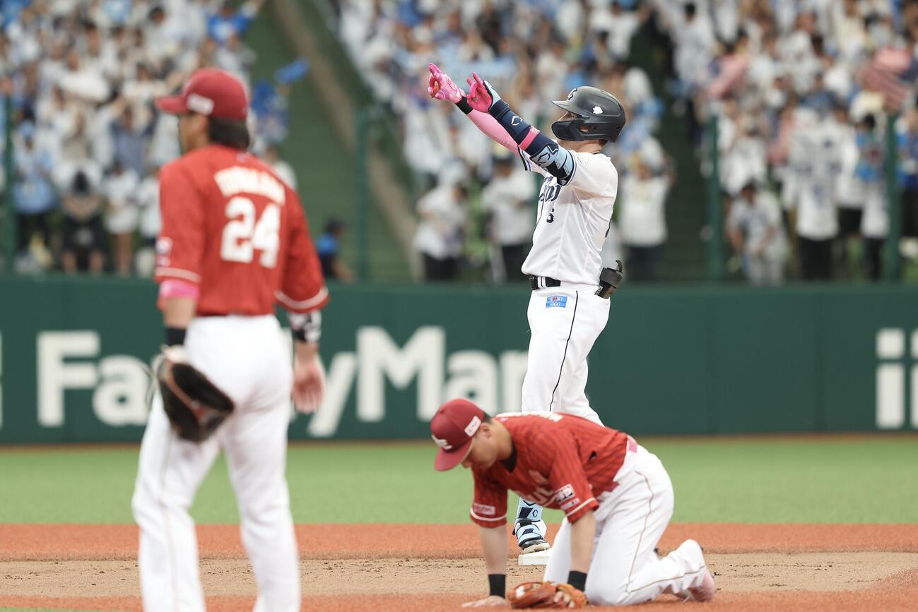 西武対楽天　1回裏西武2死一塁、先制適時二塁打を放ち出塁するネビン（撮影・河田真司）