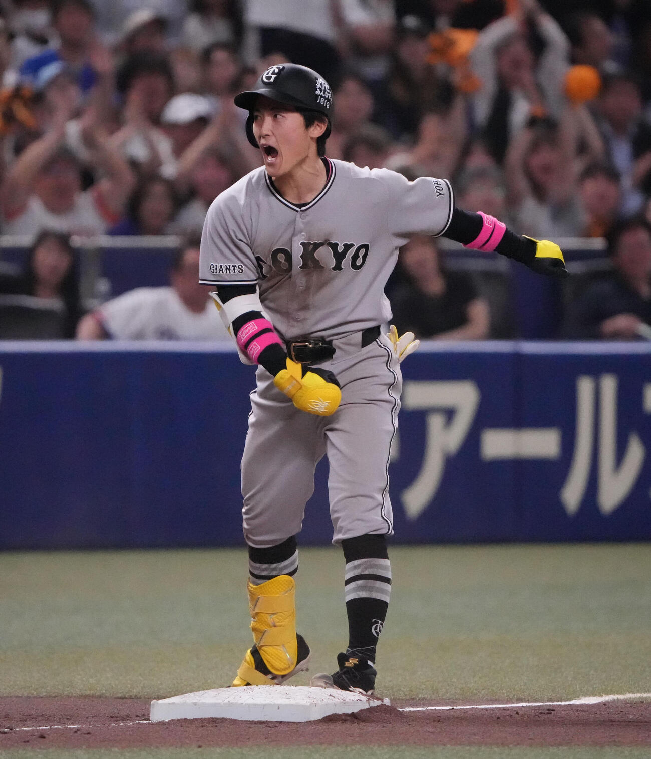 中日対巨人　6回表巨人2死二、三塁、2点適時三塁打を放ち三塁上で吠える浦田俊輔（撮影・森本幸一）