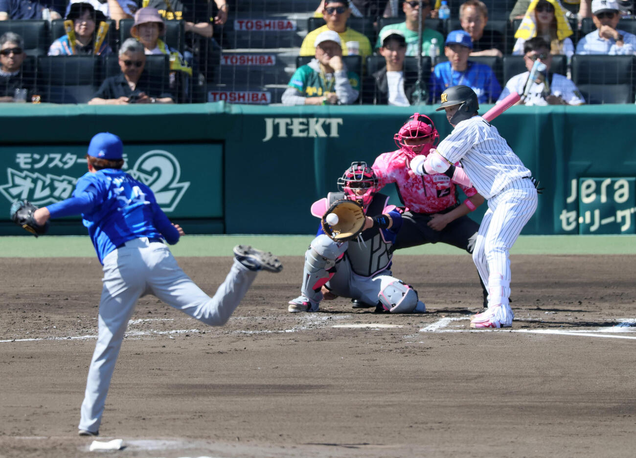 阪神対DeNA 3回裏阪神無死、三振に倒れた梅野隆太郎。投手石田裕太郎（撮影・加藤哉）