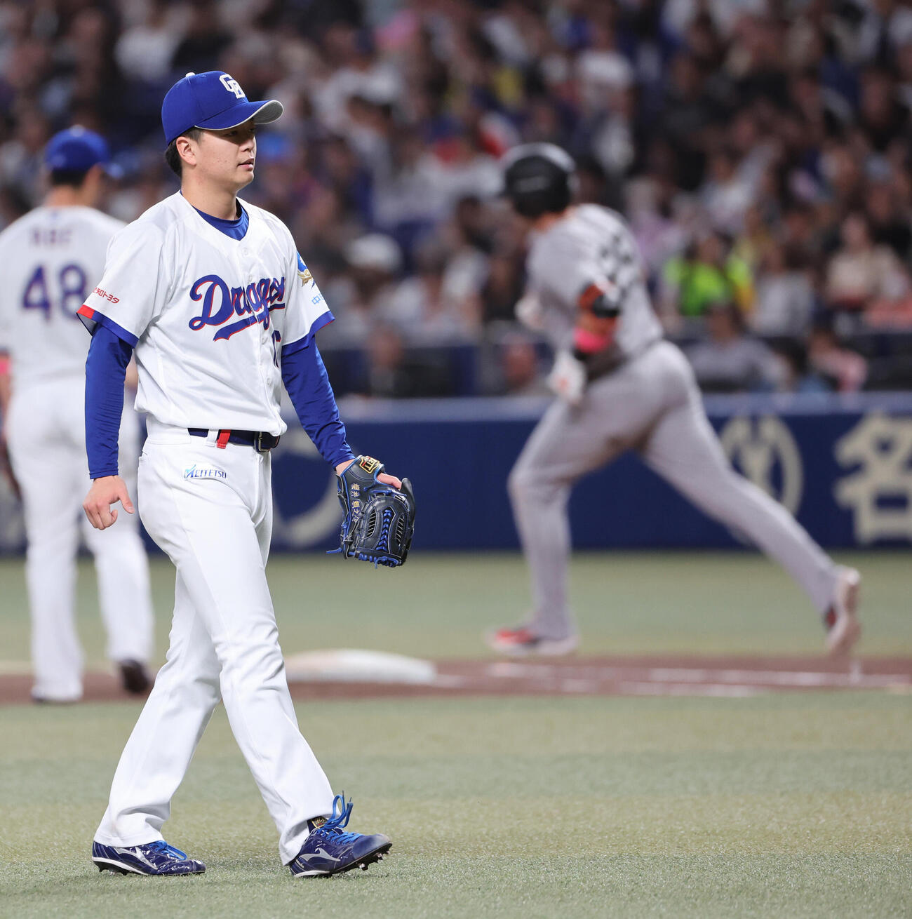 中日対巨人　4回表巨人無死一塁、桜井頼之介はボビー・ダルベックに本塁打を許す（撮影・西尾就之）