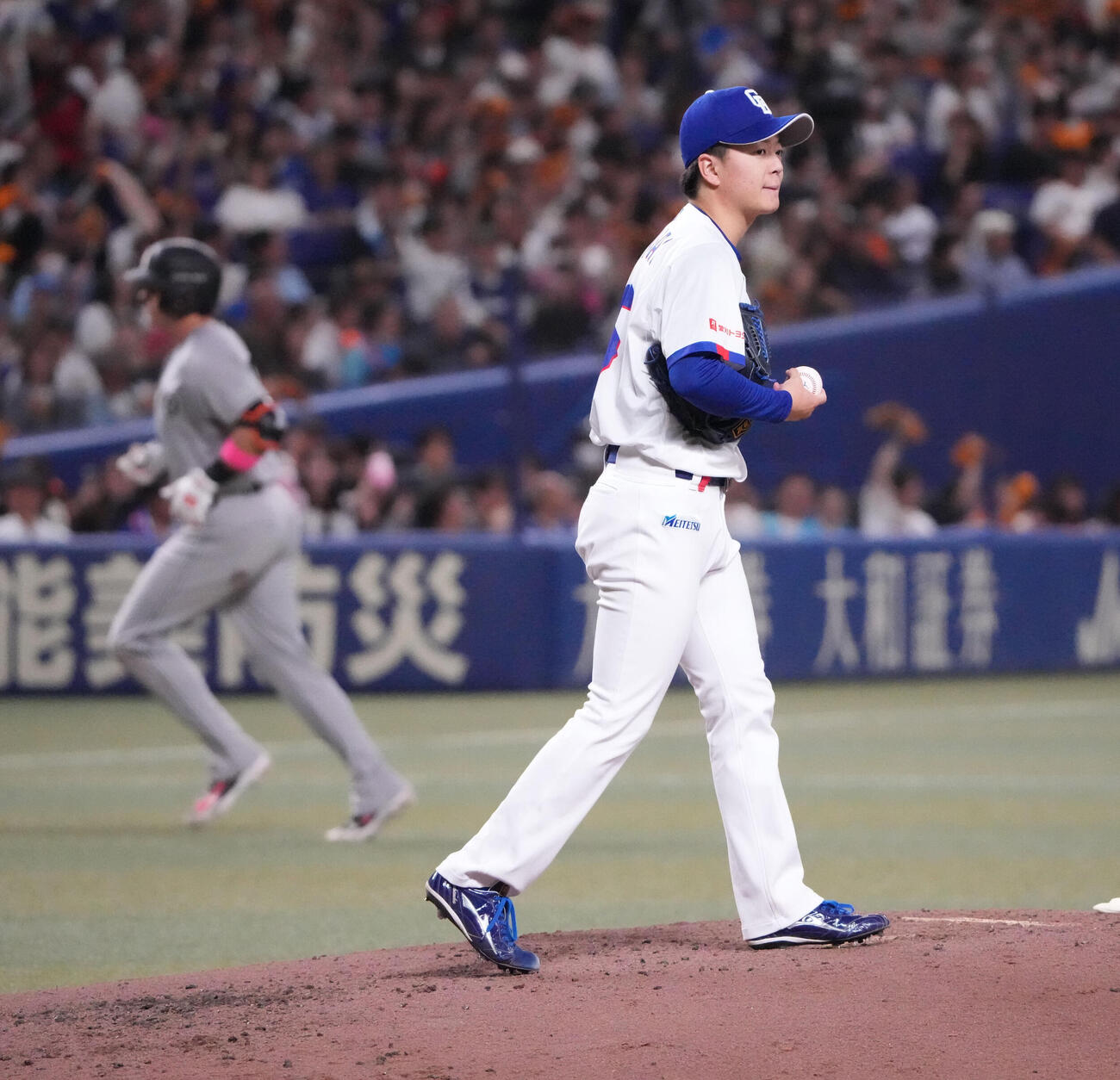 中日対巨人　4回表巨人無死一塁、桜井頼之介（右）はボビー・ダルベックに2点本塁打を打たれる（撮影・森本幸一）