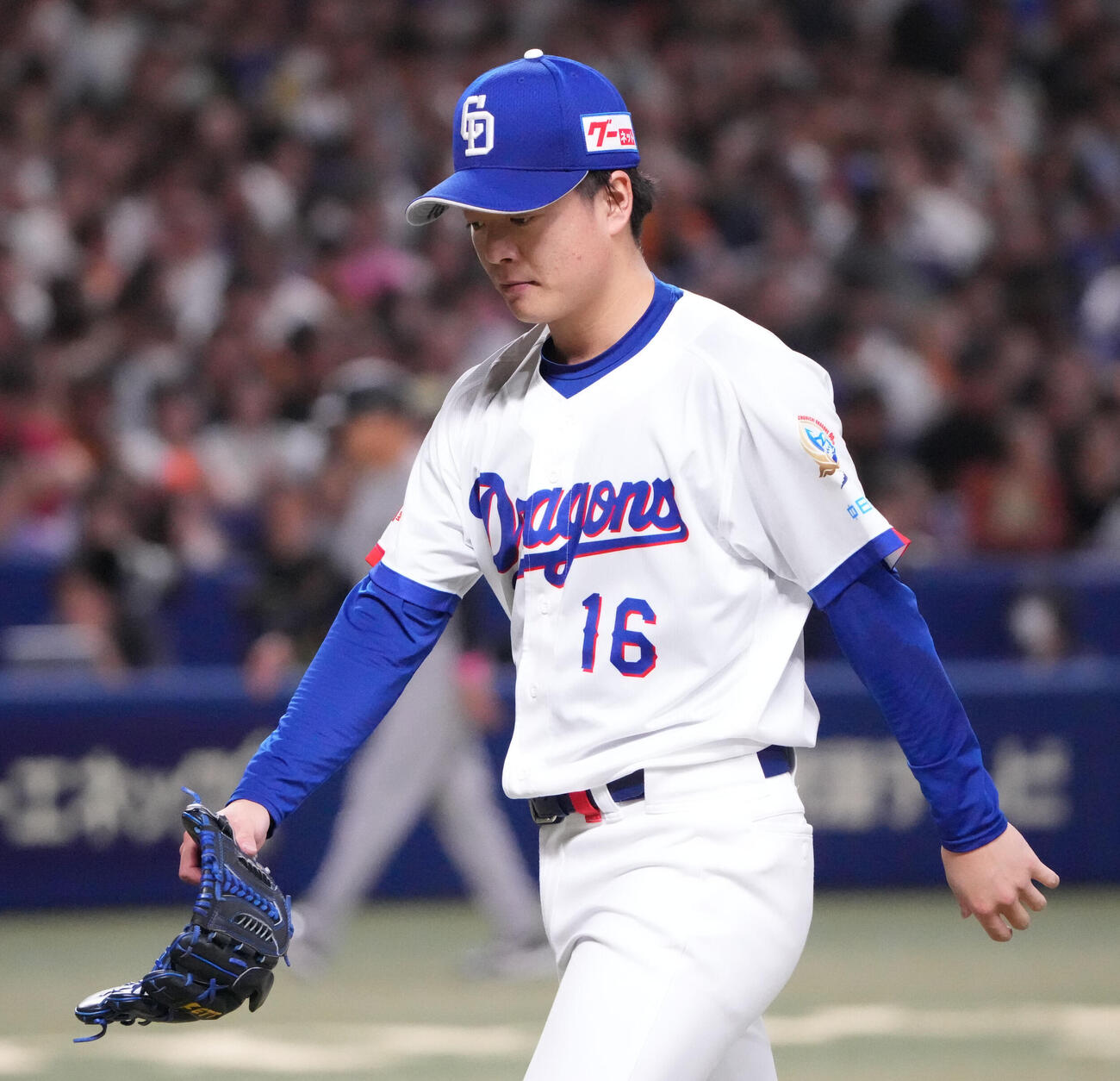 中日対巨人　4回表終了、ベンチへ戻る桜井頼之介（撮影・森本幸一）