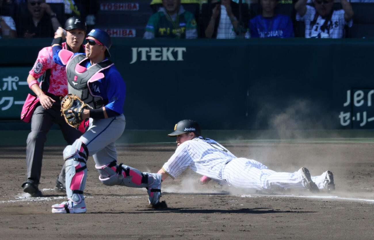 阪神対DeNA 5回裏阪神1死一、三塁、三塁走者木浪聖也は才木浩人のセーフティースクイズで生還。捕手山本祐大（撮影・加藤哉）