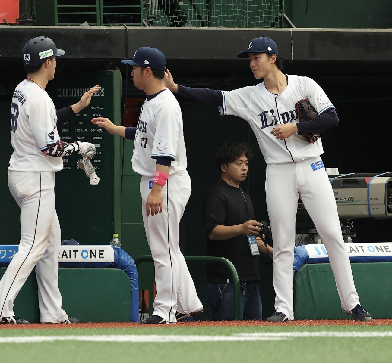 西武対楽天　1回裏西武2死一塁、先制適時二塁打で生還する長谷川信哉（左）を迎える菅井信也（撮影・河田真司）