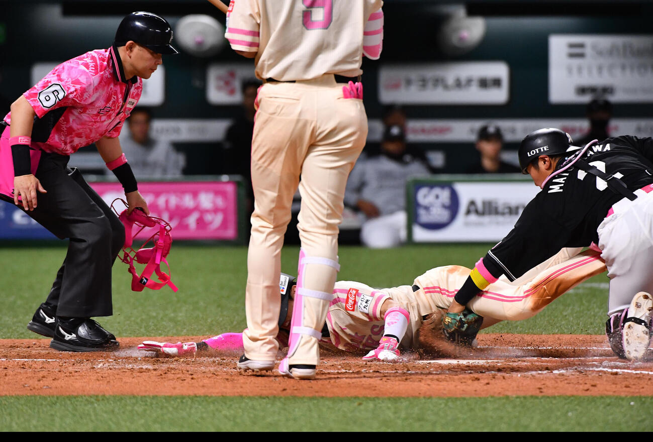 ソフトバンク対ロッテ　3回裏ソフトバンク2死三塁、周東佑京は本盗に成功する（撮影・岩下翔太）