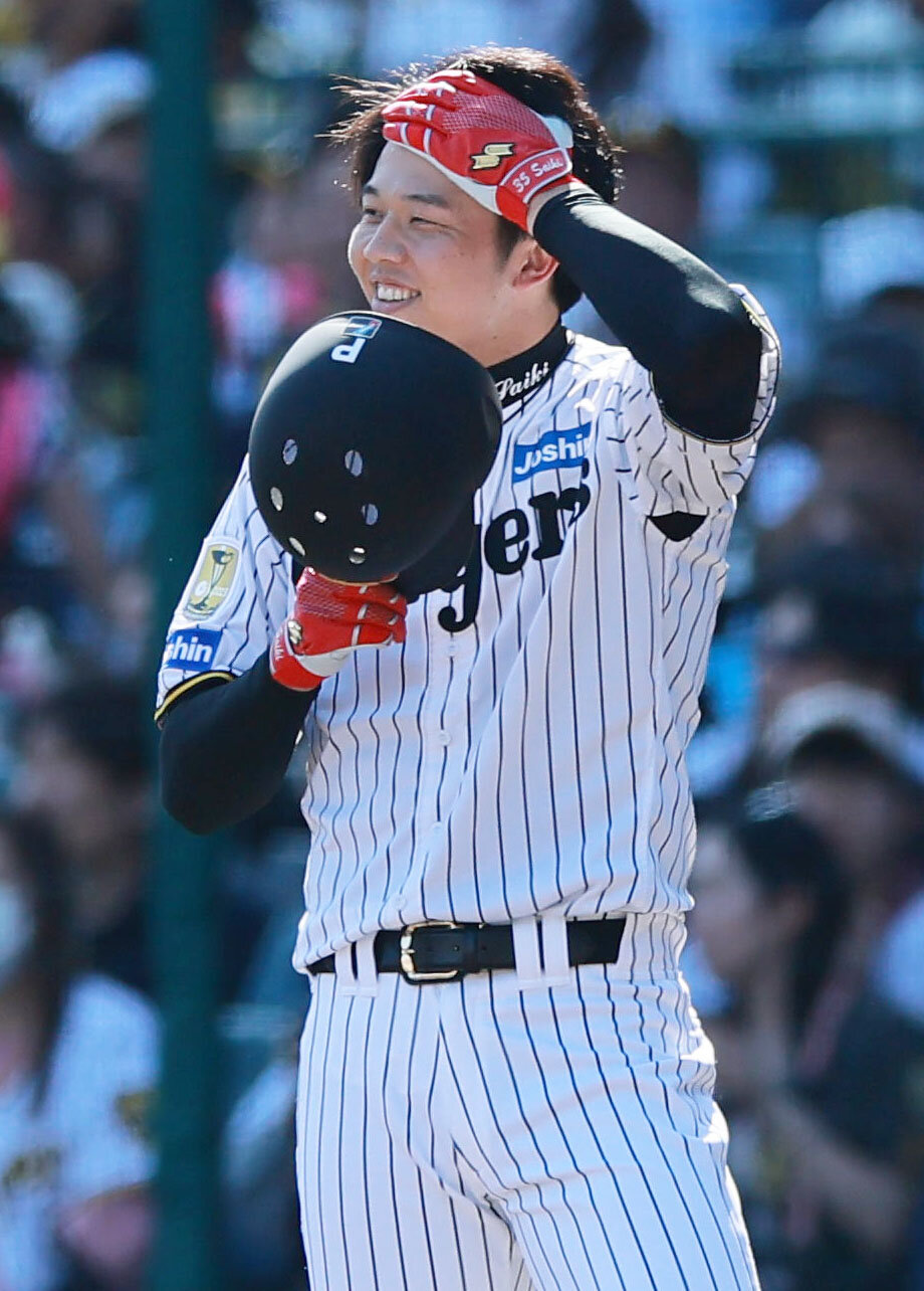 阪神対DeNA 5回裏阪神1死一、三塁、才木浩人はセーフティスクイズを決め、一塁で笑顔を見せる（撮影・上山淳一）