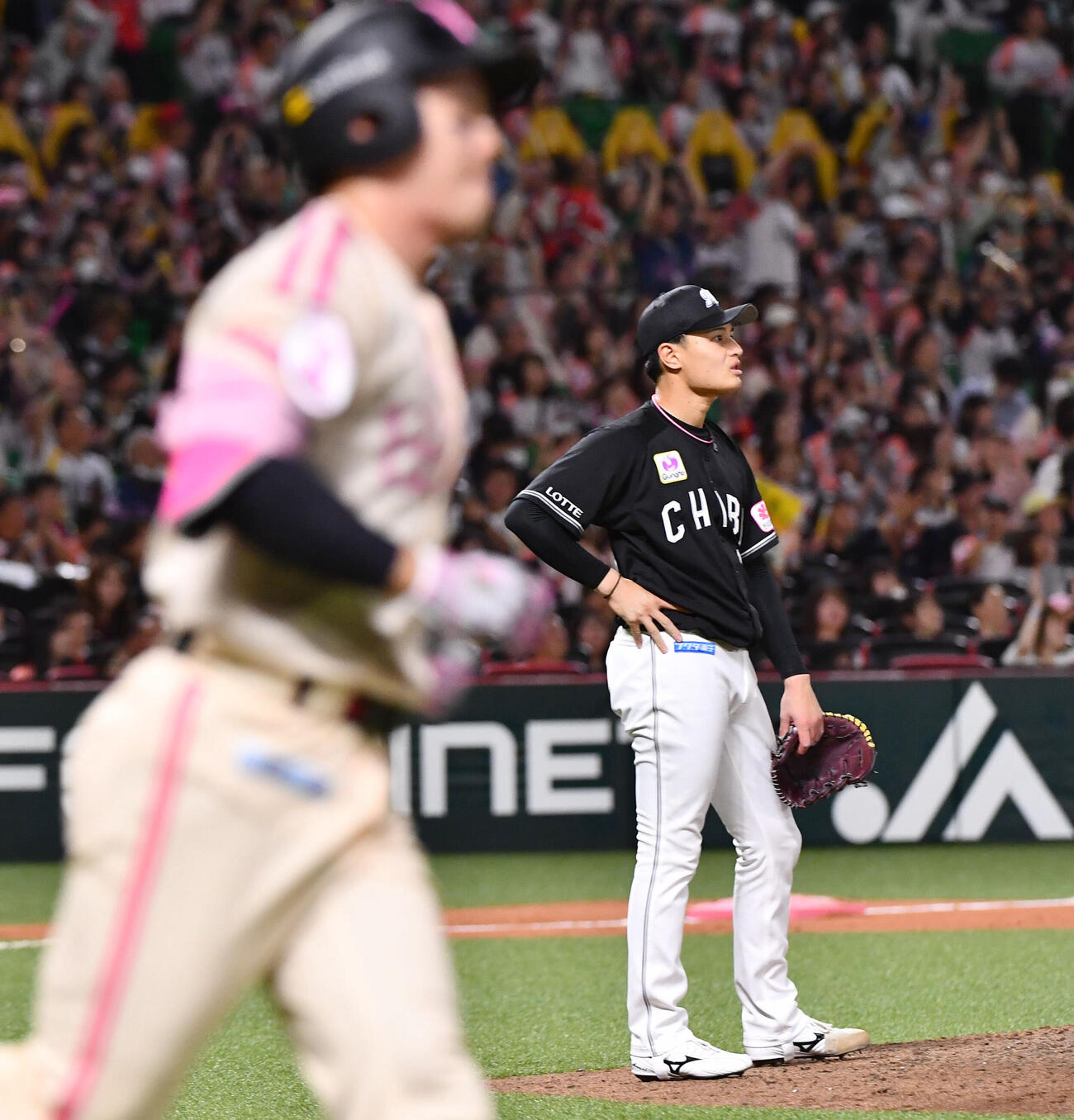 ソフトバンク対ロッテ　4回裏ソフトバンク無死、栗原陵矢（左）に勝ち越しの右越え本塁打を打たれた毛利海大（撮影・岩下翔太）
