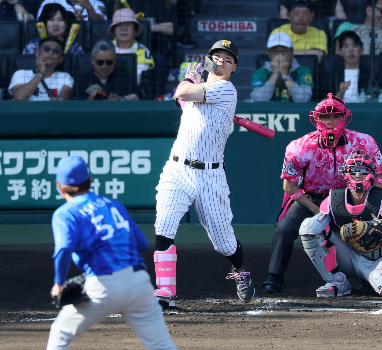 阪神対DeNA 6回裏阪神1死、佐藤輝明は左中間越えにソロ本塁打を放つ。投手石田裕太郎（撮影・加藤哉）