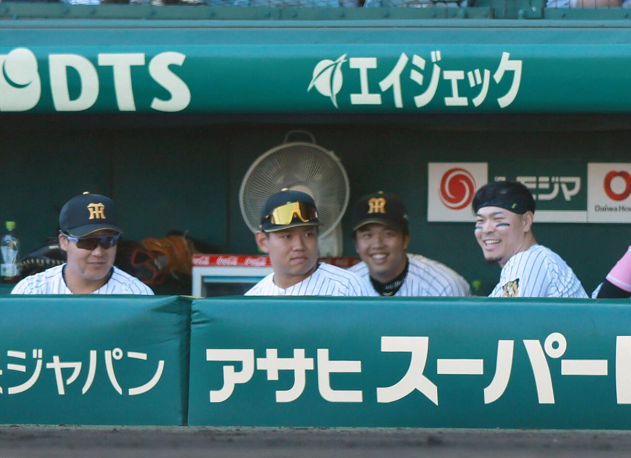 阪神対DeNA 6回裏阪神1死、佐藤輝明（右）はソロ本塁打を放ちベンチで笑顔を見せる（撮影・上山淳一）