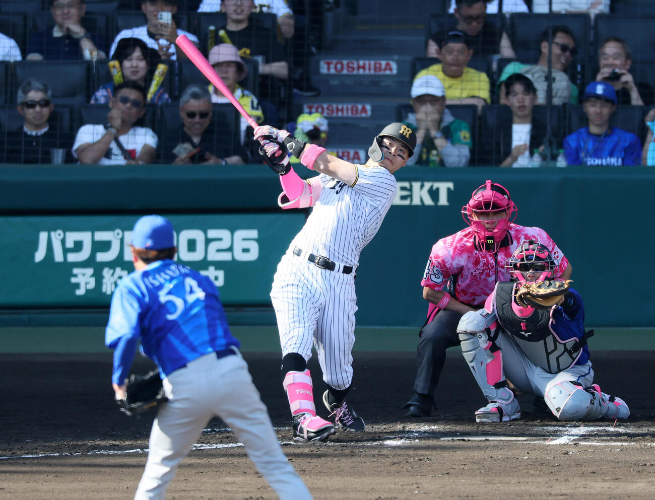 阪神対DeNA 6回裏阪神1死、佐藤輝明は左中間越えにソロ本塁打を放つ。投手石田裕太郎（撮影・加藤哉）