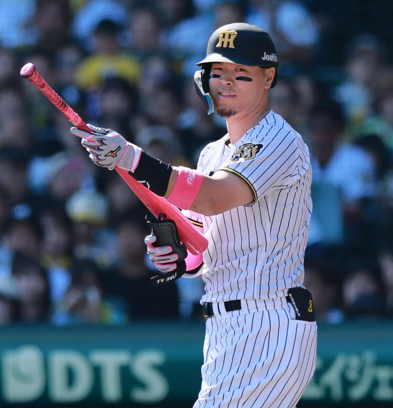 阪神対DeNA 4回裏阪神2死二塁、申告敬遠を伝えられ一塁へ向かう佐藤輝明（撮影・上山淳一）