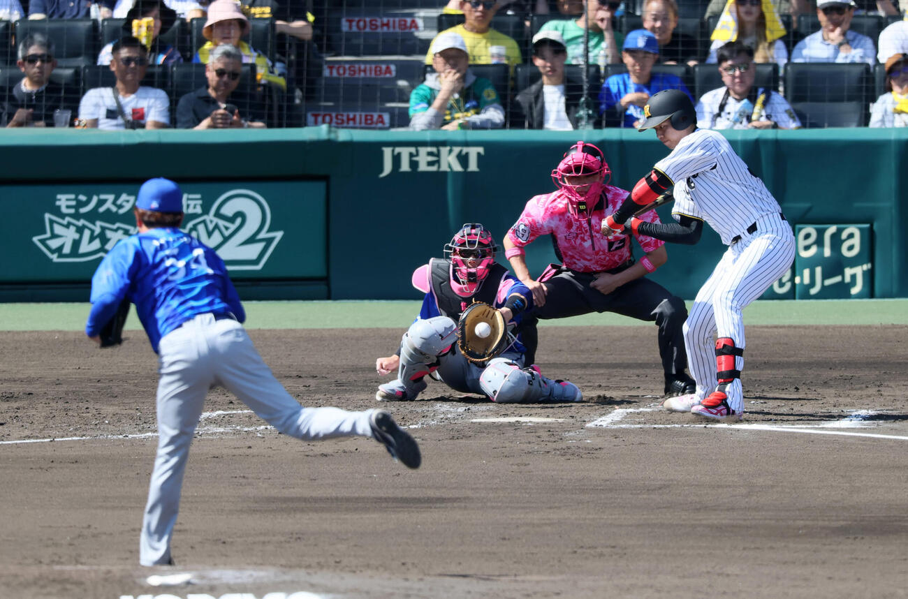 阪神対DeNA 3回裏阪神2死、三振に倒れる才木浩人。投手石田裕太郎（撮影・加藤哉）