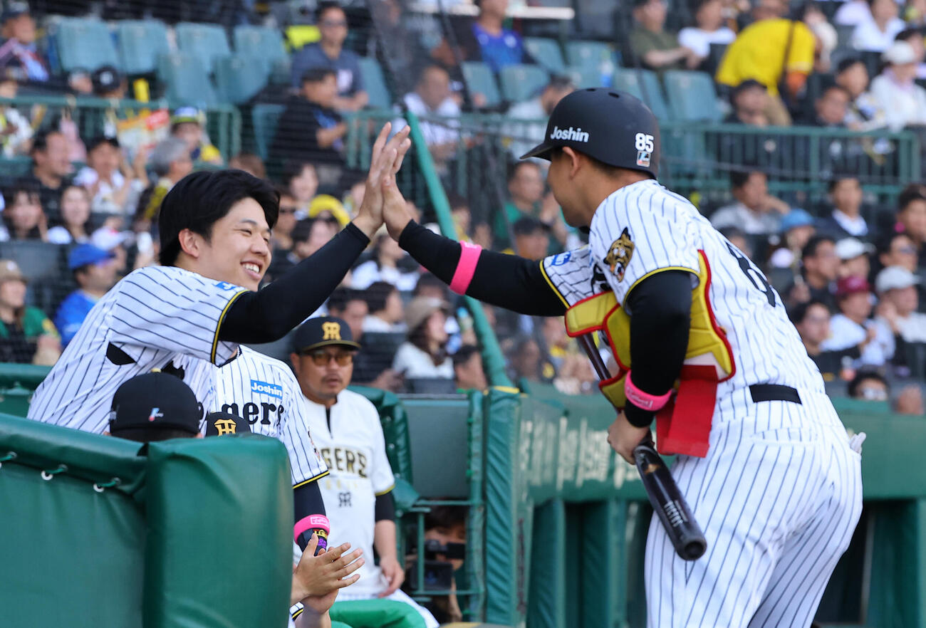 阪神対DeNA 7回裏阪神1死二塁、適時打を放った嶋村麟士朗（右）をベンチで出迎える才木浩人（撮影・上田博志）