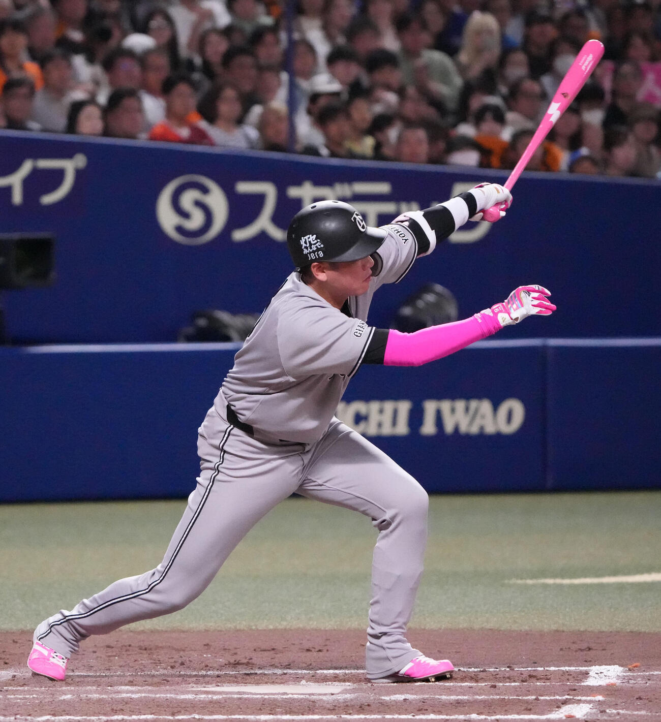 中日対巨人　8回表巨人2死一塁、安打を放つ坂本勇人（撮影・森本幸一）