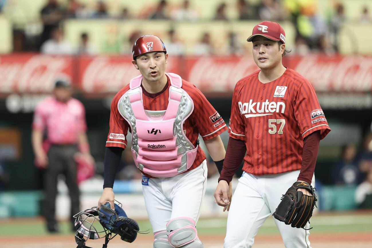 西武対楽天　1回裏を抑えベンチに戻る伊藤光（左）と滝中暸太（撮影・河田真司）