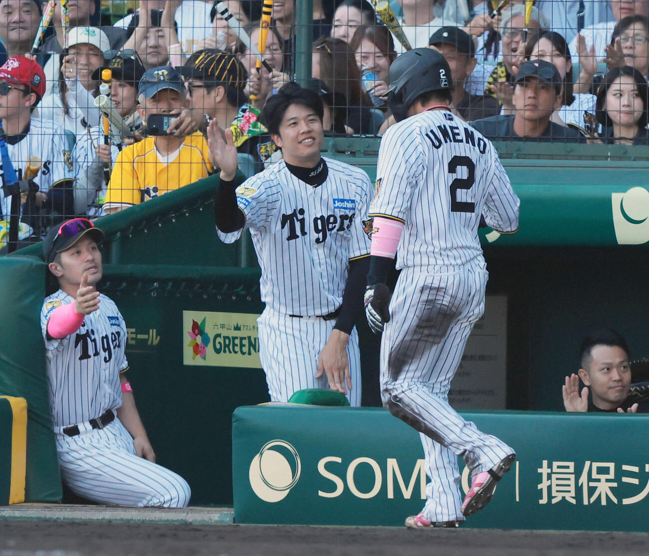 阪神対DeNA 7回裏阪神1死二塁、才木浩人（中央）は代打嶋村麟士朗の適時打で生還した二走梅野隆太郎を出迎える。左は坂本誠志郎（撮影・上山淳一）