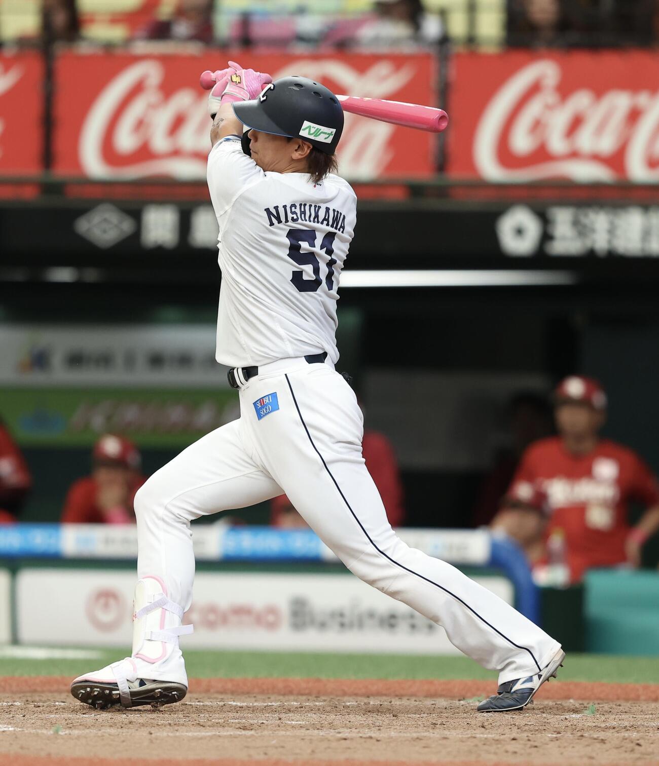 西武対楽天　4回裏西武1死二塁、右越え2点本塁打を放つ西川愛也（撮影・河田真司）